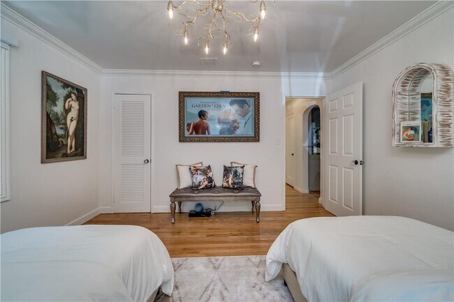 Building Photo - 417 NE 15th Ave