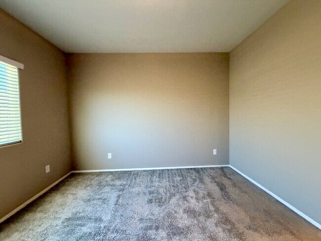Building Photo - 3 BED 3 BATH 2 CAR GARAGE TOWNHOUSE W/ PRIVATE YARD, LOFT & BEDROOM DOWNSTAIRS IN GATED COMMUNITY...
