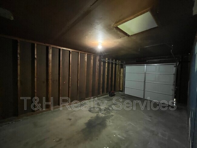 Building Photo - 3831 Bennett Dr
