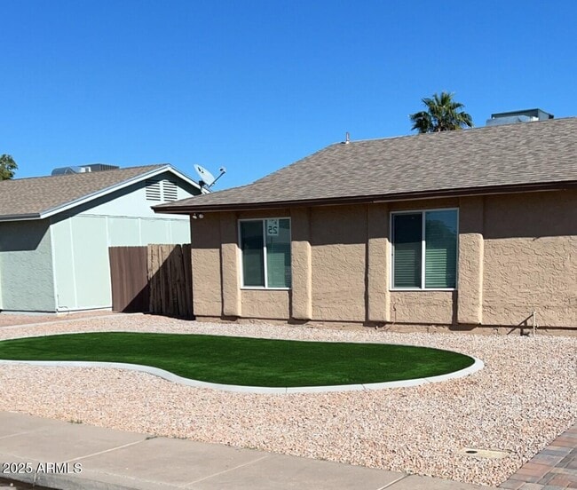 Building Photo - 1747 S Windsor