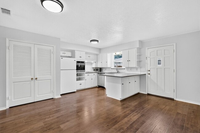 Building Photo - 11143 Joymeadow Dr