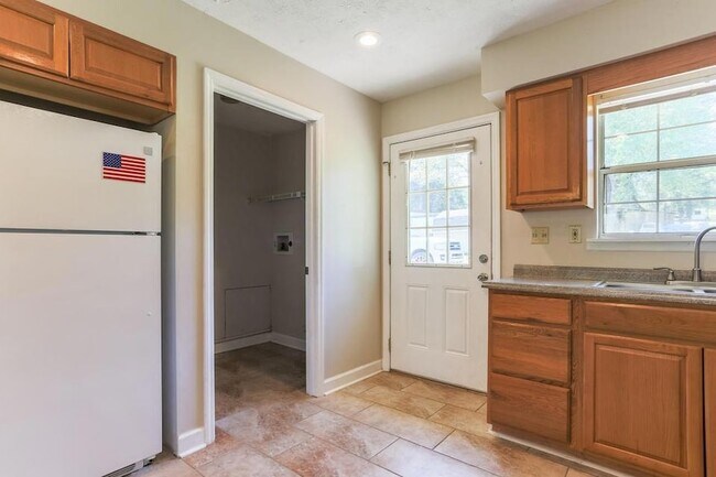 Building Photo - 5571 Tallant Road Unit Apt B
