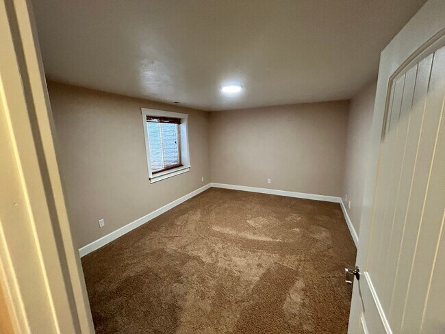 Building Photo - 1432 Falcon Dr