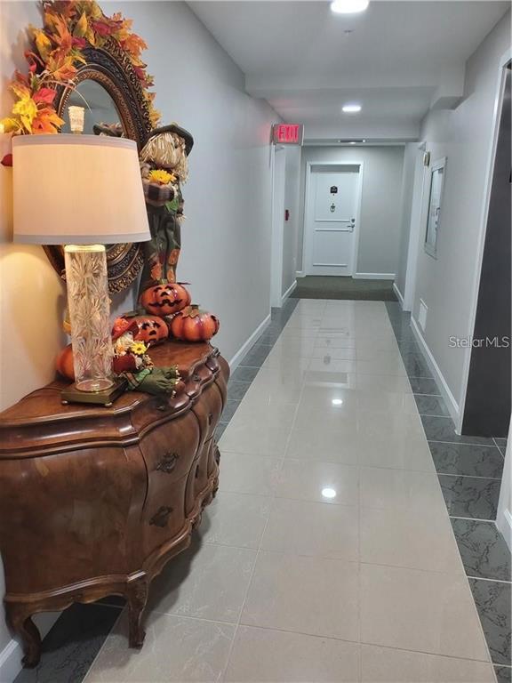 Building Photo - 1050 Longboat Club Rd