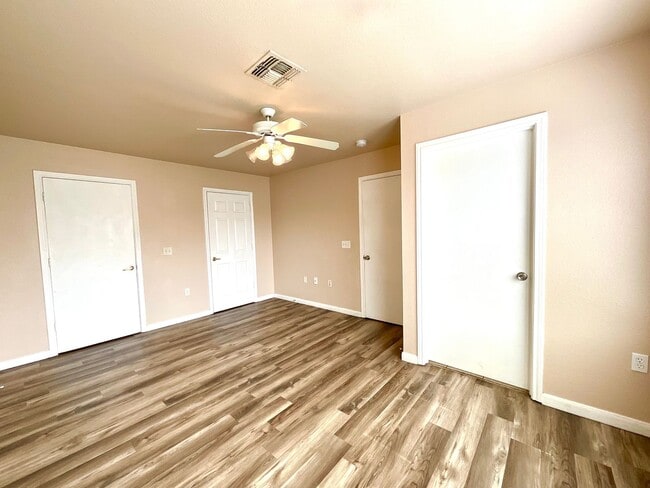 Building Photo - **APPLICATION RECEIVED** *MOVE IN SPECIAL* Spacious 3BR Two-Story Near Lackland AFB with Fenced B...