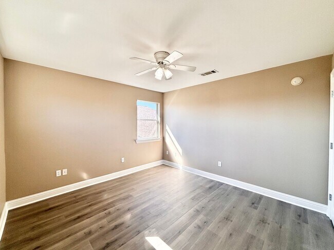 Building Photo - Stunning 5-Bedroom Home with Breathtaking Lake & Golf Course Views – Pelican Point Subdivision