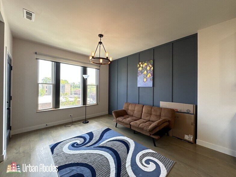 Building Photo - 908 N California Ave