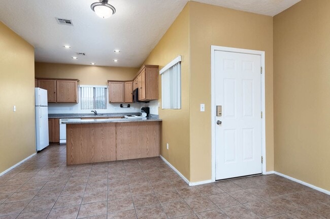 Building Photo - 2BR/2BA Condo on Second Floor with Balcony, In-Unit Laundry, Pool & Spa