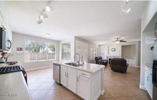 Building Photo - 3924 S Hollyhock Pl