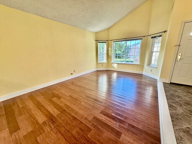 Building Photo - Spacious 4 Bed/2Ba Home in Richmond with Large Backyard!