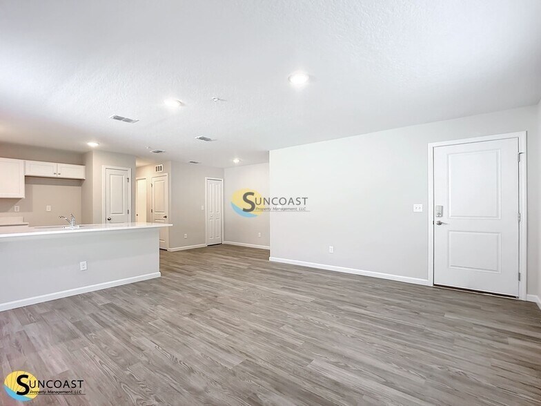 Building Photo - 6475 Breezy Oaks Wy