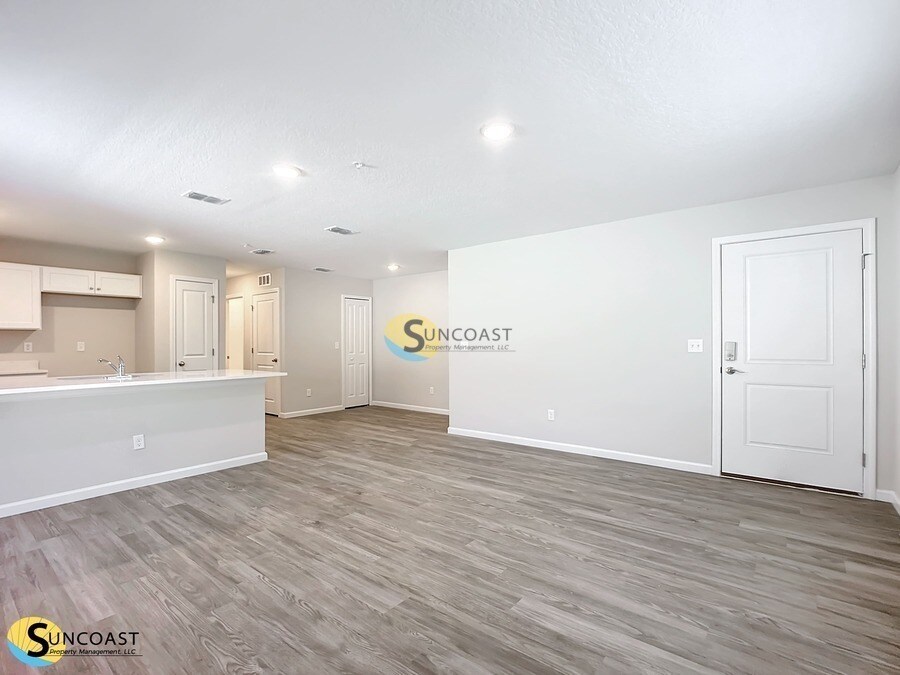 Building Photo - 6475 Breezy Oaks Wy