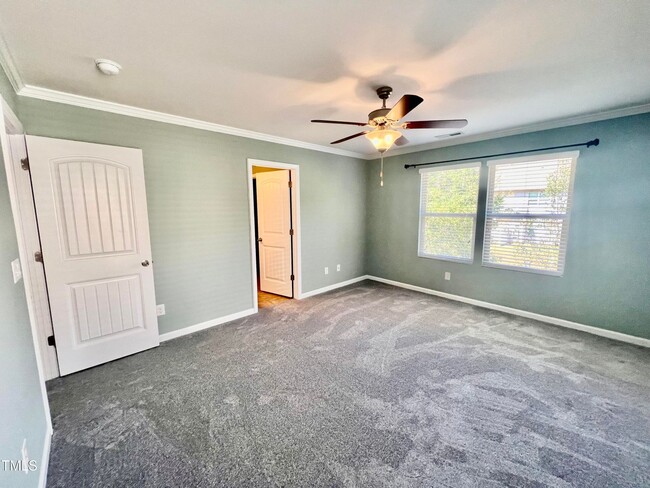 Building Photo - 4 Bedroom, 3 Full Bath End Unit Townhome i...