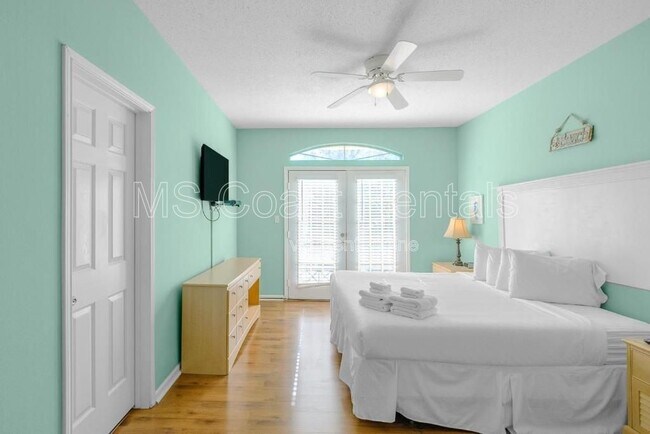 Building Photo - 2252 Beach Dr