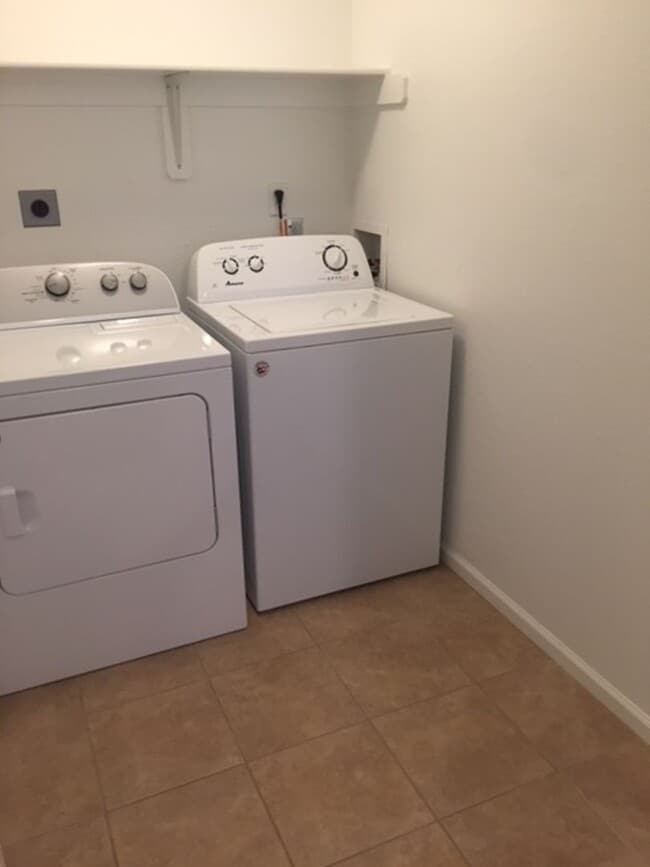 Building Photo - 4 x 3.5 in a great neighborhood!