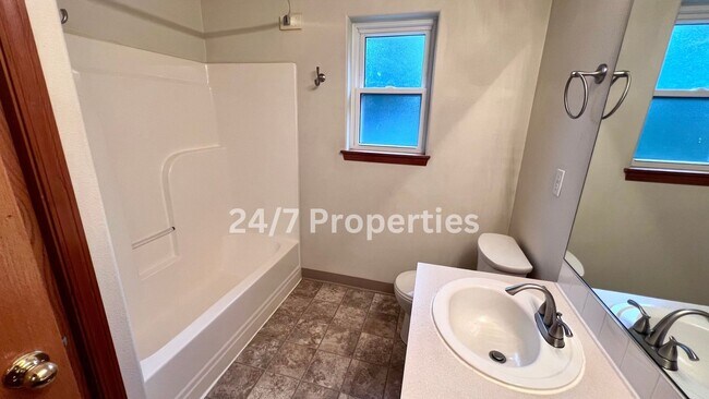 Building Photo - Spacious 3BD I 2.5BA Duplex Near the Yamhi...