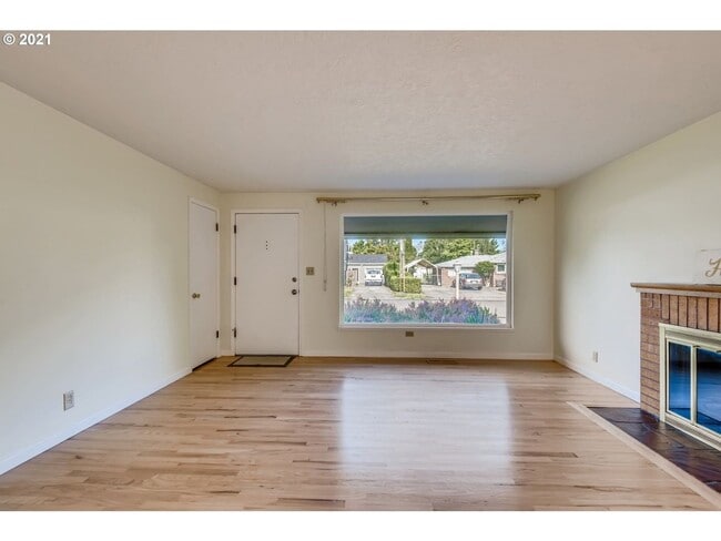 Building Photo - SE 3 Bed | 1 Bath | Expansive Backyard | P...