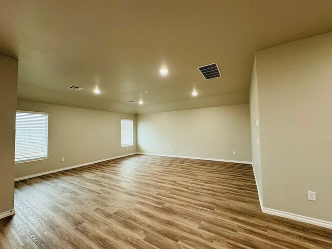 Building Photo - Deer Creek Schools + 4 Bedrooms + Newer Home in The Falling Springs Addition