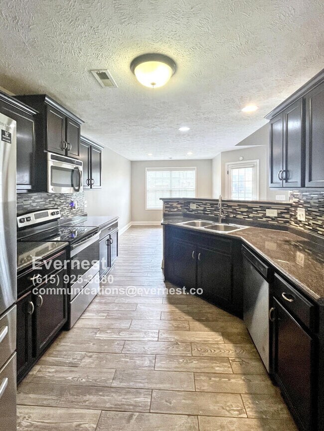 Building Photo - Beautiful 3-Bedroom Home with Comfortable ...