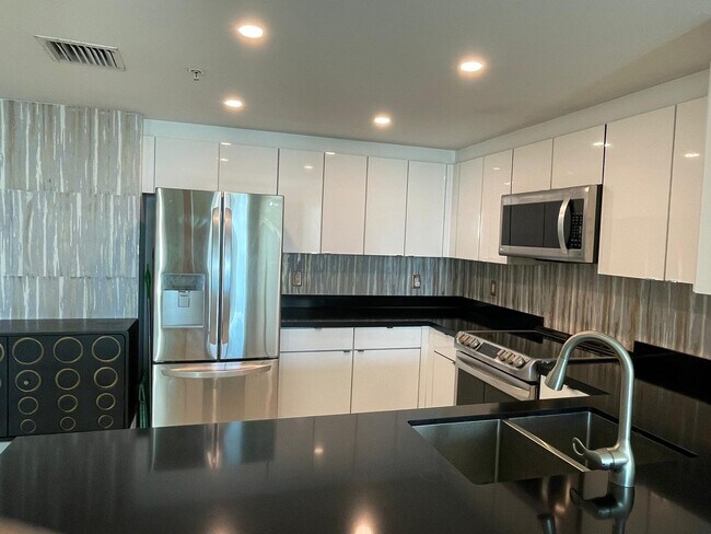 Building Photo - 1250 S Miami Ave