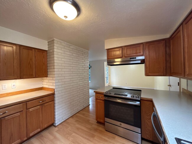 Building Photo - 3 Bedroom / 2 Bathroom in Bend's Orchard D...