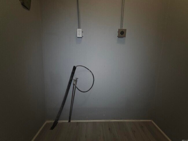 Building Photo - 1300 W 10th St