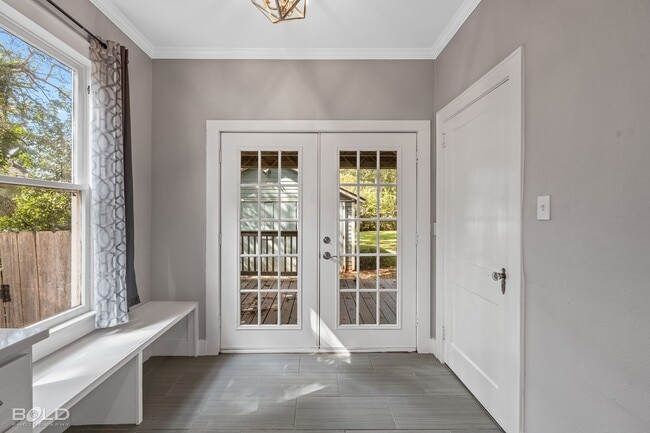 Building Photo - Check Out this 3 bed 2 bath!!