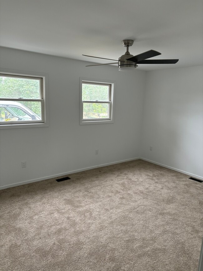 Building Photo - 1143 N Oak Rd