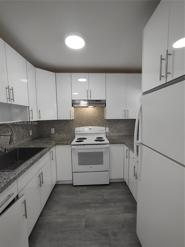Building Photo - 2 bedroom in North Miami FL 33181