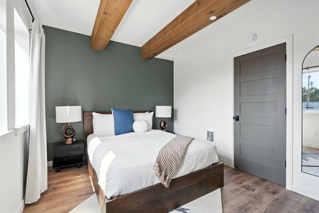 Building Photo - 925 NE 23rd Ave