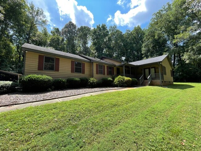 Building Photo - Wonderful ranch with inground pool!