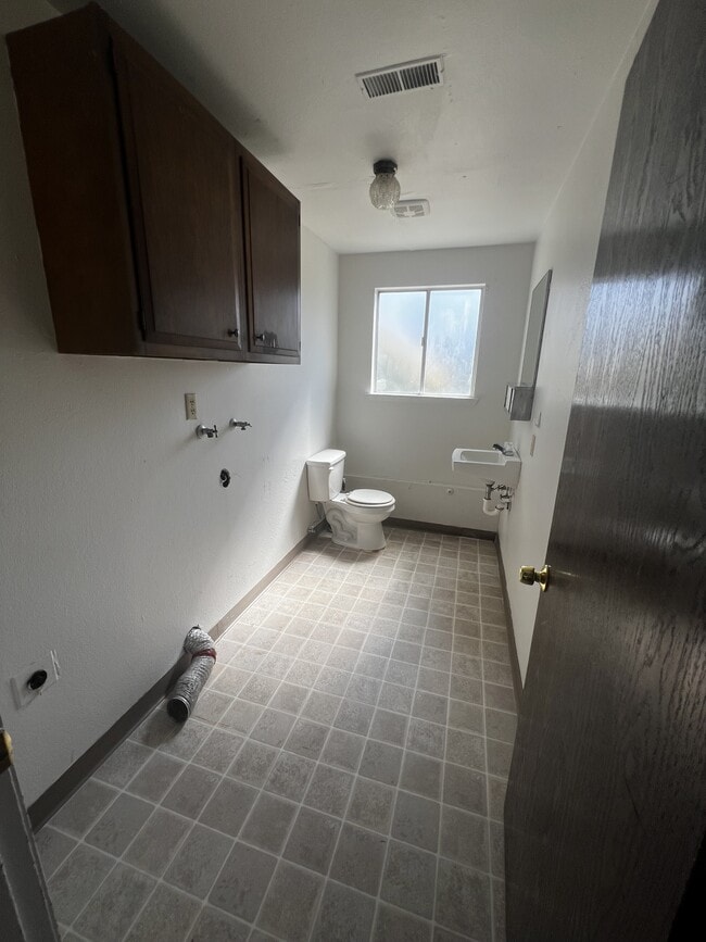 Building Photo - 41 E Alder Place East
