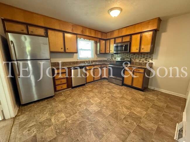 Building Photo - 3BR Home with Stainless Steel Appliances, Hardwood Floors & Carport