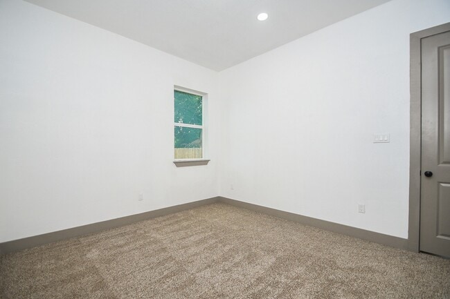 Building Photo - 5901 Crest Ct