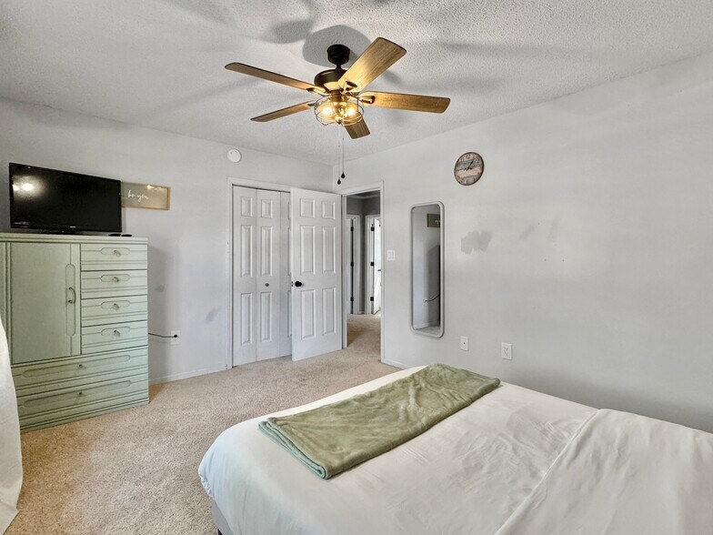 second bedroom - 7900 Elderberry Cir