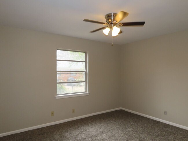 Building Photo - Spacious 3 Bedroom 2 Bathroom Home with LARGE Backyard!