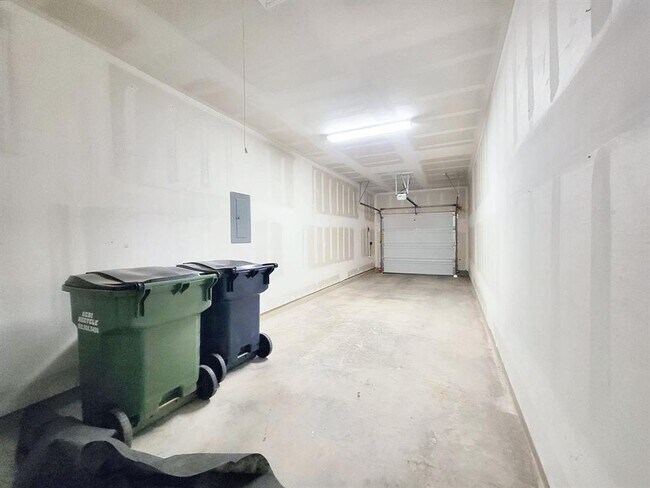 Building Photo - Modern 3BR/2BA Home with Garage & Fenced Backyard