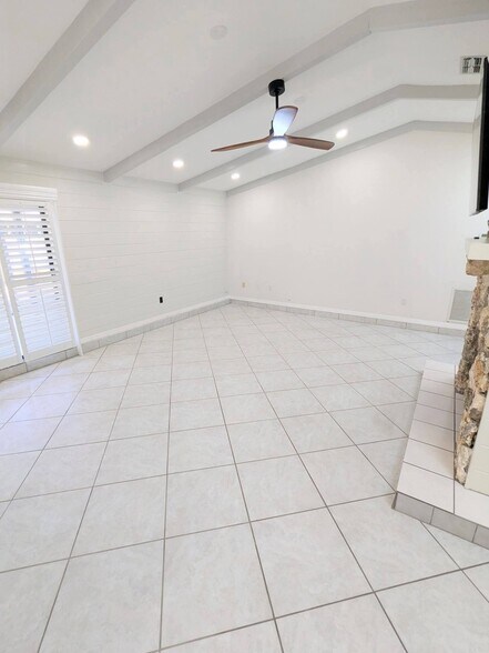 Building Photo - 945 Bramble Bush Cir W