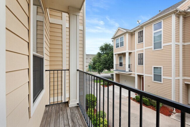 Building Photo - Come see this modern 3-story townhome in t...