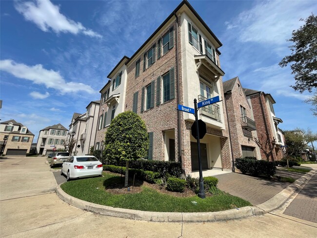 Building Photo - 15622 Broad St