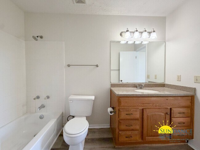 Building Photo - Nice 3 Bedroom Home Close to Eglin and Hurlburt Field AFB!