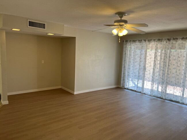 Building Photo - 517 W Duke Dr