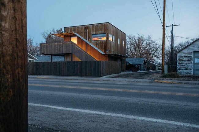 Building Photo - 602 N Willson Ave