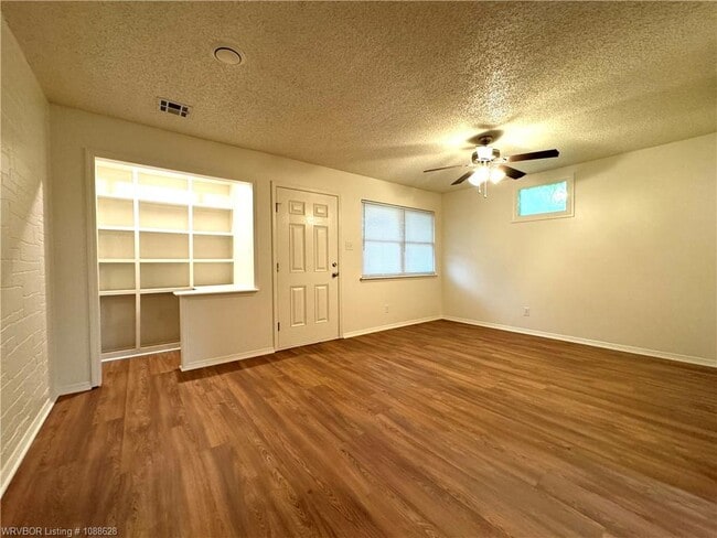 Building Photo - 10 Lura Ln