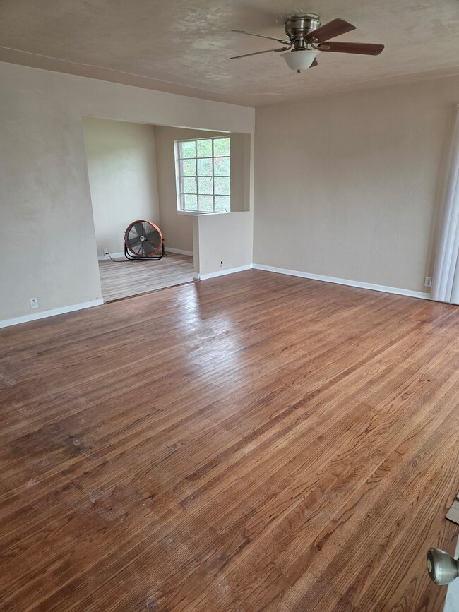 Building Photo - 904 33rd St