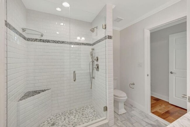 Building Photo - 2612 NE 5th St