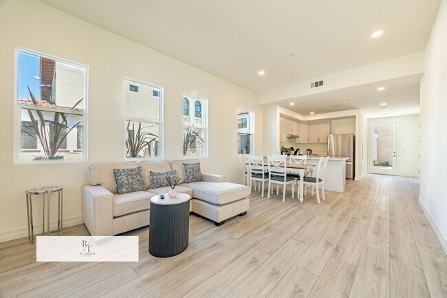 Building Photo - Whitmore Villa.