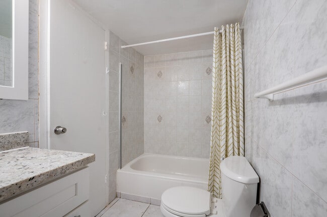 Building Photo - 2200 E Hallandale Beach Blvd