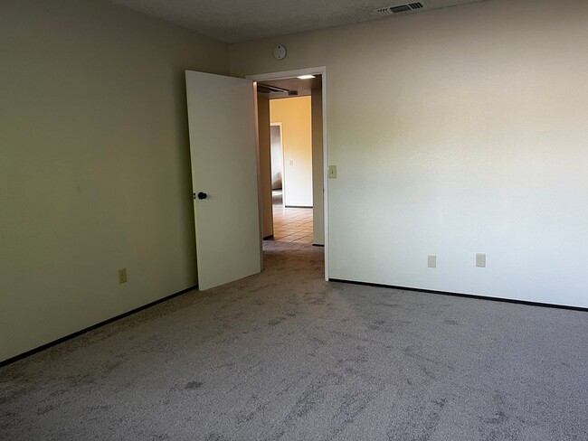 Building Photo - Newly Renovated 2 Bedroom, 2 Bathroom 1050 Sqft. 1/2 Plex Orangevale Home for Lease.