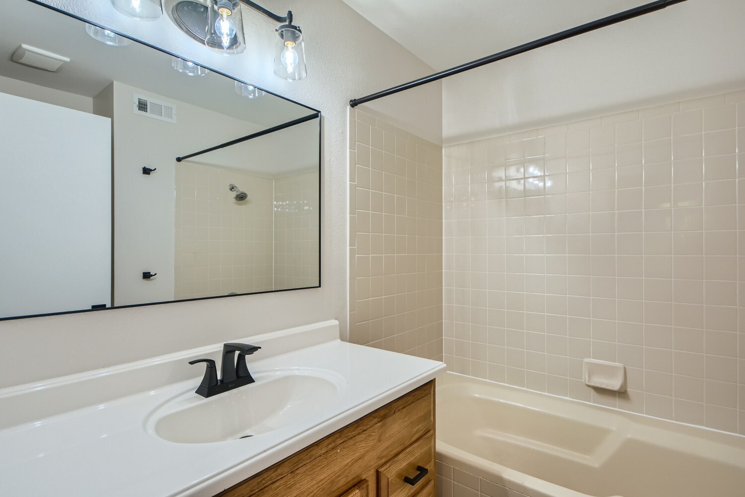 Attached En-Suite - 697 Canyon Dr